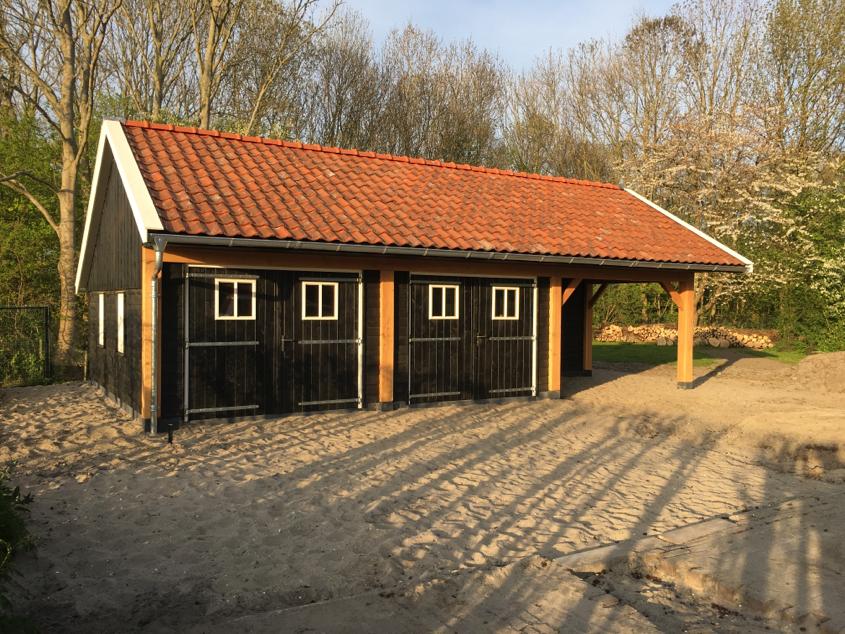 Houten schuur met pannendak en carport, overdag
